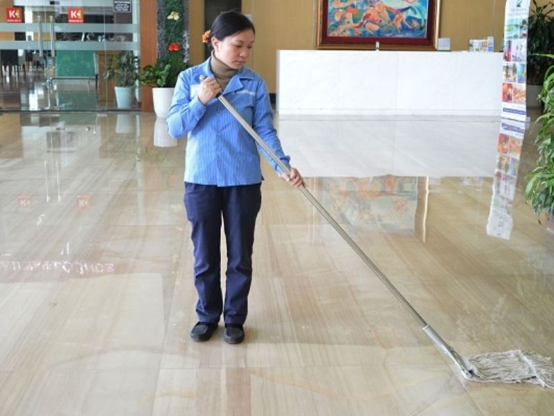 Dọn dẹp lá cây, rác tại khu vực ngoại cảnh xung quanh tòa nhà