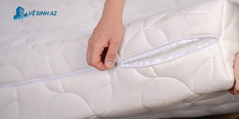 Tháo vỏ nệm đem giặt riêng khi vệ sinh nệm Tháo vỏ nệm đem giặt riêng khi vệ sinh nệm