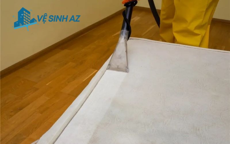 Nhân viên đang thực hiện bước hút bụi và làm sạch bề mặt nệm Nhân viên đang thực hiện bước hút bụi và làm sạch bề mặt nệm
