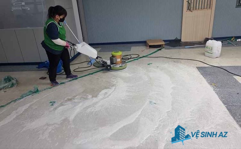 Nhân viên đang vệ sinh thảm Nhân viên đang vệ sinh thảm