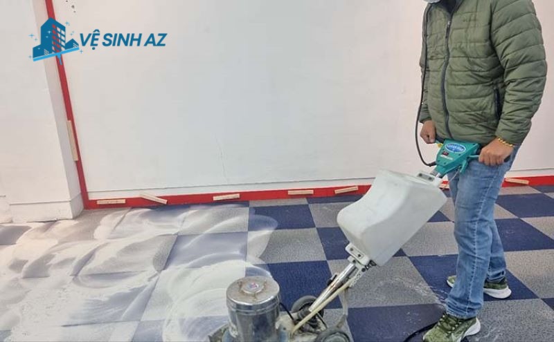 Nhân viên thực hiện giặt thảm Nhân viên thực hiện giặt thảm