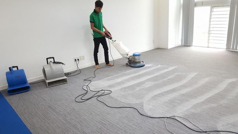 Hình ảnh nhân viên làm sạch vết bẩn trong dịch vụ giặt thảm văn phòng Hình ảnh nhân viên làm sạch vết bẩn trong dịch vụ giặt thảm văn phòng