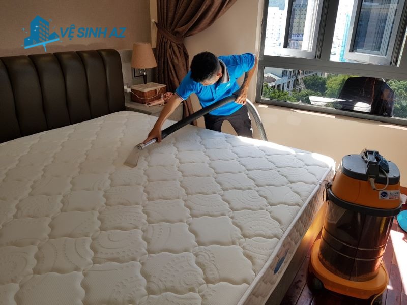 Nhân viên đang thực hiện bước hút bụi nệm Nhân viên đang thực hiện bước hút bụi nệm