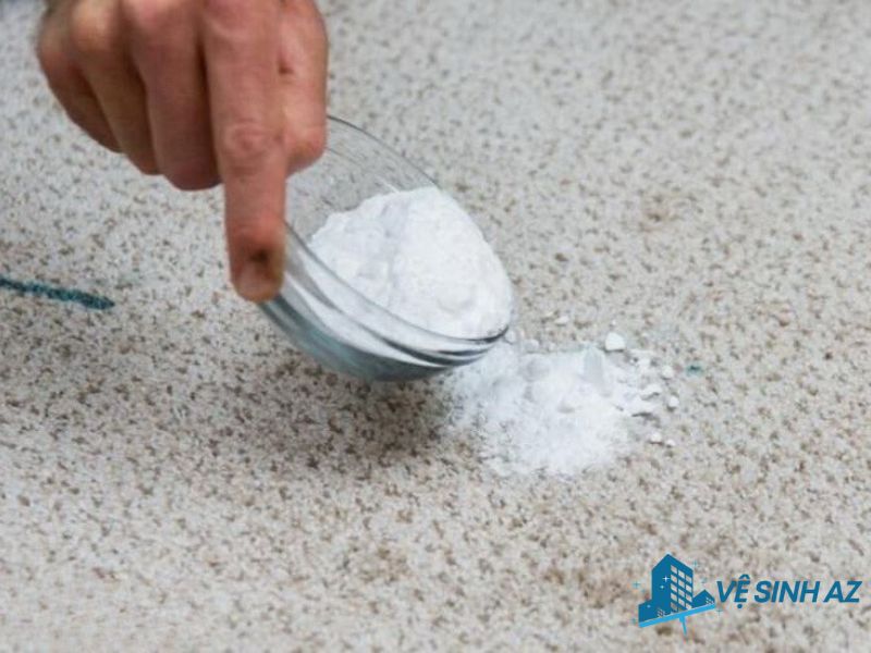 Hình ảnh nhân viên đang vệ sinh vết dơ cứng đầu trên thảm Hình ảnh nhân viên đang vệ sinh vết dơ cứng đầu trên thảm